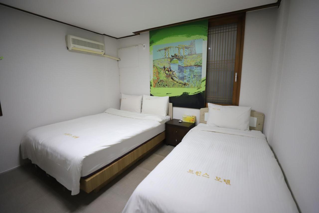 Twins Hotel Jeju Buitenkant foto