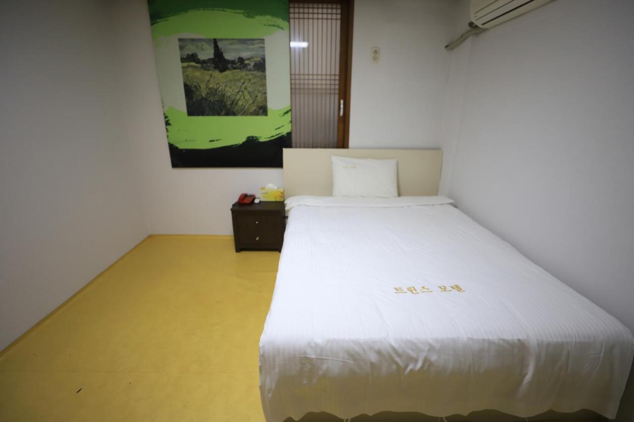 Twins Hotel Jeju Buitenkant foto